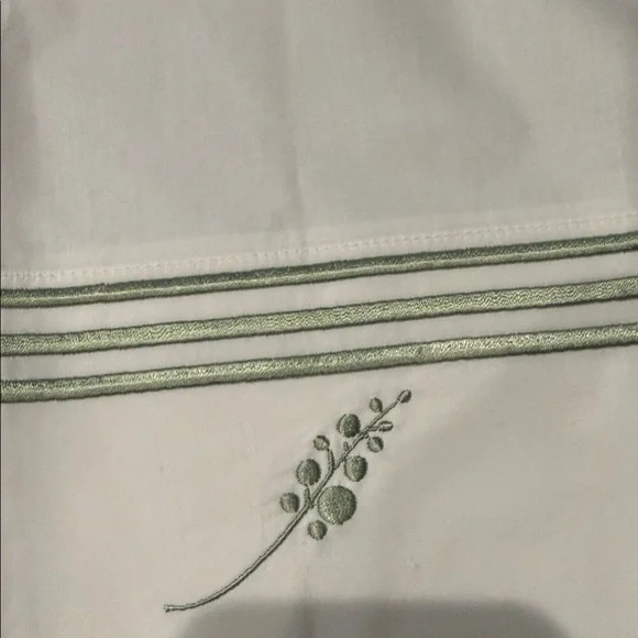 Pottery Barn embroidered Pillowcases new set of 2 + matching flat sheet Queen
